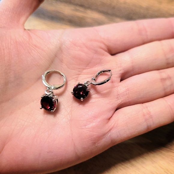 Beautiful ruby red color cubic zirconia 925 silver earrings. Brand new. - Picture 4 of 5